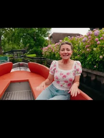 the_wynns Instagram post about Car free village of Giethoorn