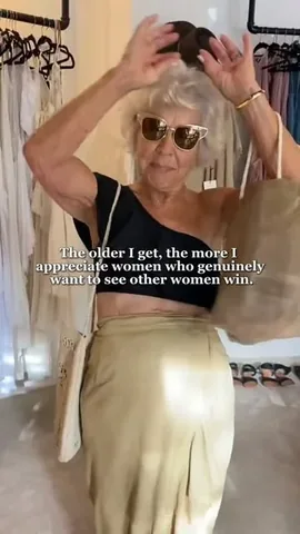 trainwithjoan Instagram post about Supportive women’s friendships
