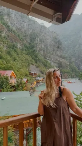 travelcatchers_ Instagram post about Lumi i Shales na Albânia