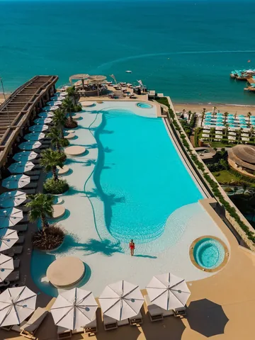 travelmonster.nl Instagram post about Regnum The Crown resort review
