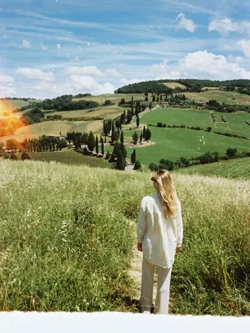 travelustbyus Instagram post about Tuscany film photography