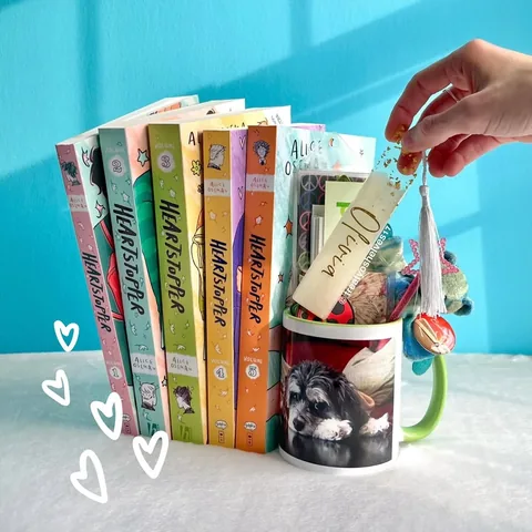 treatyoshelves17 Instagram post about Book couple appreciation