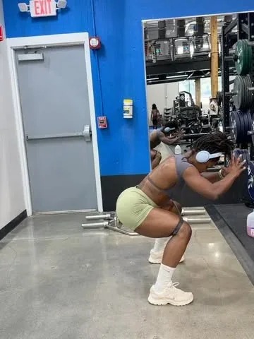 vytamin_c Instagram post about Lower body workout
