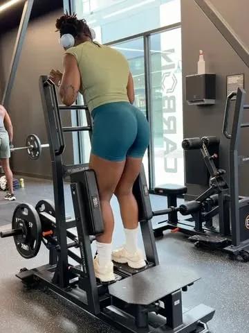 vytamin_c Instagram post about Glute workout