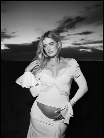 whitneyysimmons Instagram post about Pregnancy and family