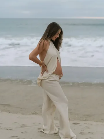 whitswhims Instagram post about Maternity style