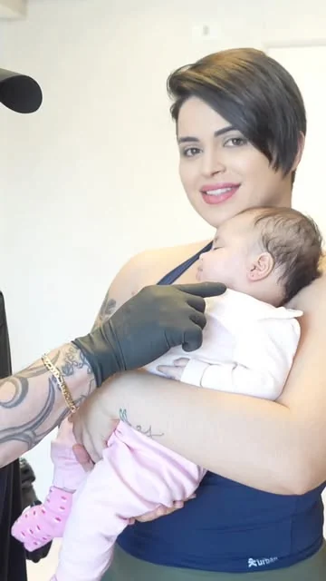 yannefitness Instagram post about Perfuração de orelha do bebê