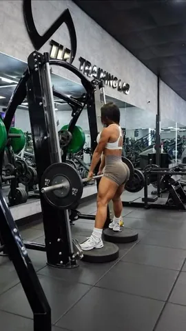 yarishna Instagram post about Entrenamiento con Smith Machine