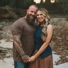 Hilary Clayton | Mid-Size Mom Style — Instagram profile photo