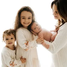 POPPY HOLLINS — Instagram profile photo