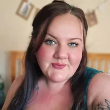 Laura | Curvy Seasonal Life — Instagram profile photo