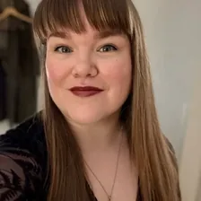 iina • book reviews, musings & cosy vibes 🏳️‍🌈 — Instagram profile photo